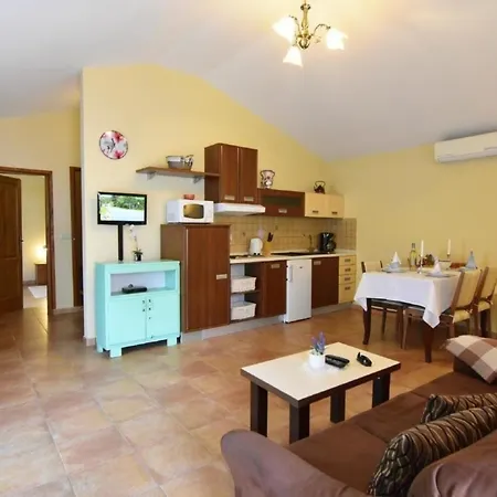 Klimatisierte In Tar Mit Terrasse, Grill Und Garten Apartament